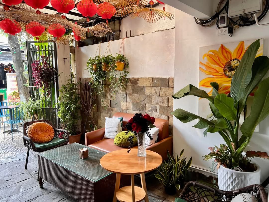 Leafy front patio